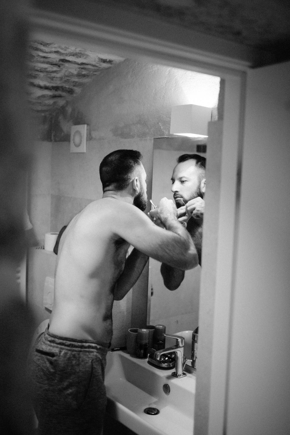 Groom getting ready at the San Giorgio Hotel in Vis